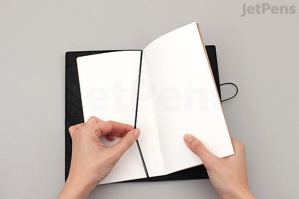 TRAVELER'S COMPANY TRAVELER'S notebook Starter Kit - Regular Size ...