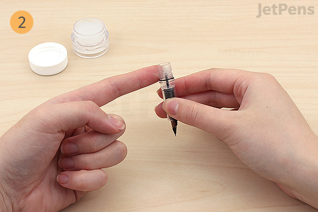 Recubra las roscas con grasa de silicona.