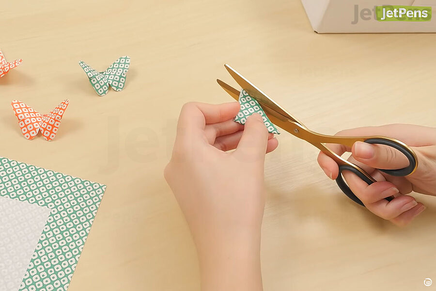 How To Cut Paper Straight With Scissors-Easy Tutorial 