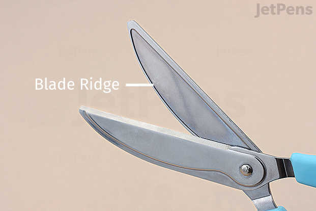 Blade ridges are a special feature that resist adhesive residue.