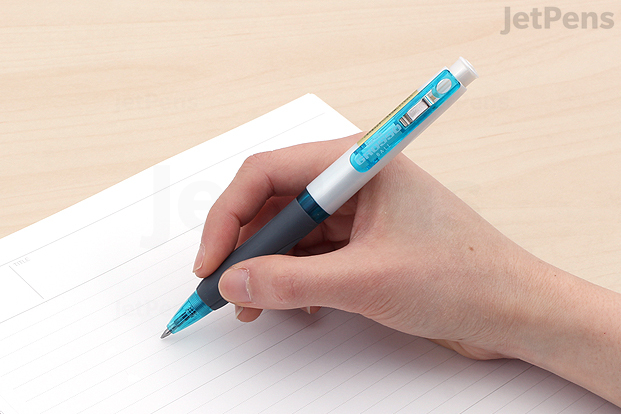 The wide body of the Sakura Grosso helps prevent cramping during long writing sessions, while the grip section provides support for your fingers.