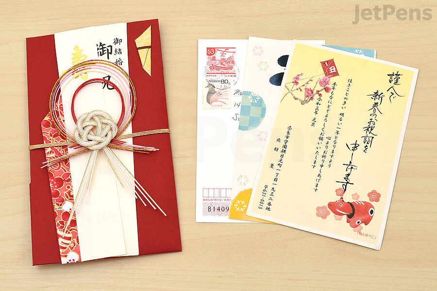 Giving out shūgi-bukuro envelopes and New Year’s cards are traditional ways of using paper.