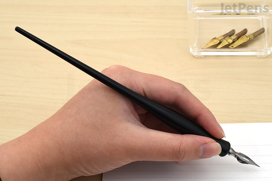 The Speedball Left-Handed Pen Set comes with italic and flexible dip pen nibs for left-handed calligraphers.