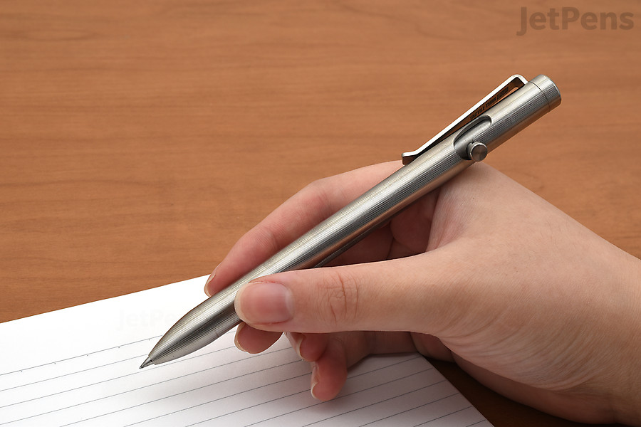 The Tactile Turn Bolt Action Gel Pen features a smooth bolt-action retraction mechanism.