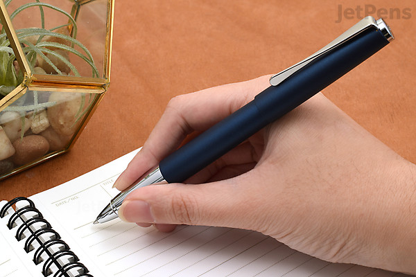 LAMY studio black - hoogwaardige rollerpen van staal met matzwarte poedercoating - met propellervormige clip - met rollervulling LAMY M63 M in zwart LAMY studio black - hoogwaardige rollerpen van staal met matzwarte poedercoating - met propellervormige clip - met rollervulling LAMY M63 M in zwart