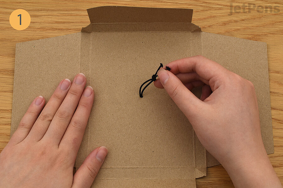 1. Remove the elastic band from the box.