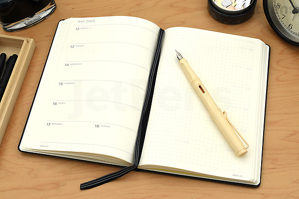 LEUCHTTURM1917 Planificateur Semainier Medium A5 2025 Français - Agenda Reliure Rigide Apricot