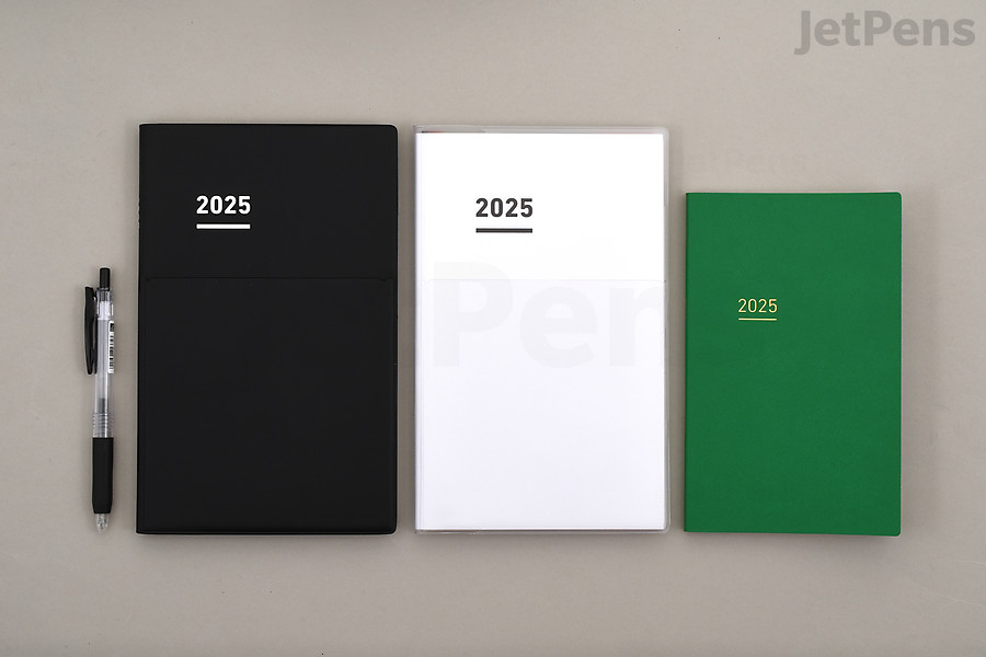 From left to right: Kokuyo Jibun Techo A5 Slim & Mini B6 Slim sizes. 2022 version shown. Planner cover design may differ slightly year to year.