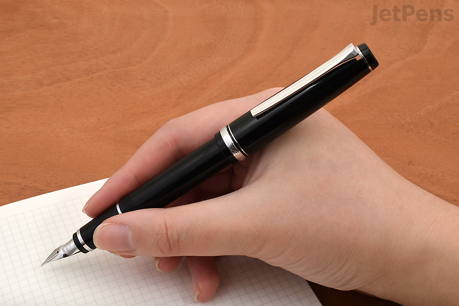 The Pilot Elabo (also known as the Pilot or Namiki Falcon) uses a uniquely shaped nib that flexes slightly.