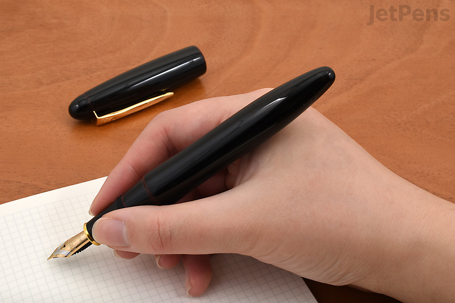 Platinum Izumo Fountain Pen is made from ebonite and has a glossy, lacquered finish that’s applied by hand.